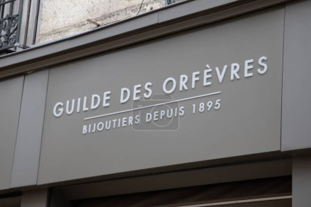 Téléchargez les photos : Bordeaux, France - 04 15 2024 : guilde des orfevres logo marque et texte signe façade de magasin magasin magasin commercial bijoux - en image libre de droit