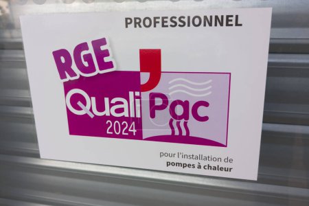 Foto de Burdeos, Francia - 04 24 2024: Certificación RGE Qualipac El texto de la etiqueta de calificación francesa y el logotipo de la marca permite a las empresas que trabajan en la construcción de bombas de calor - Imagen libre de derechos