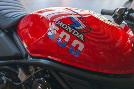 Téléchargez les photos : Bordeaux, France - 04 24 2024 : Logo de la marque Honda et panneau texte sur réservoir rétro vintage moto avec moteur cl 500 - en image libre de droit