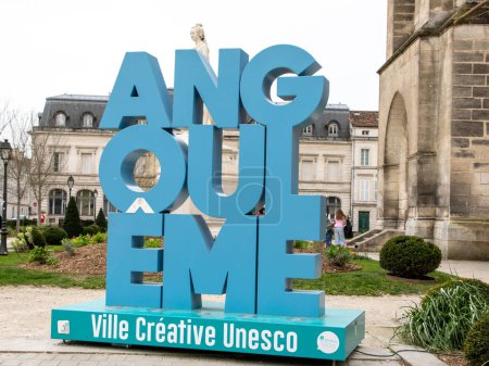 Téléchargez les photos : Angouleme, France - 04 24 2024 : Angouleme signe la marque et le logo du texte avec le label Unesco ville plaçant la créativité des industries culturelles au cœur du plan de développement - en image libre de droit