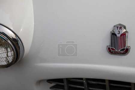 Foto de Burdeos, Francia - 04 22 2024: Austin Healey 3000 classic British car sportscar detail logo brand and text sign on racing sport vehicle - Imagen libre de derechos