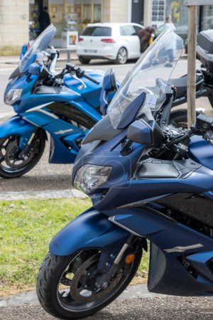 Téléchargez les photos : Bordeaux, France - 04 15 2024 : Yamaha FJR 1300 deux moto bleu moderne gt touring moto japonaise - en image libre de droit