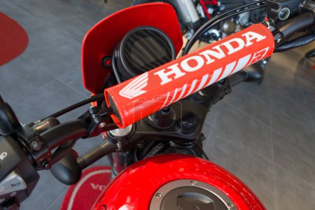 Téléchargez les photos : Bordeaux, France - 04 24 2024 : Honda marque de logo rétro et signe texte sur cl 500 moto néo rétro - en image libre de droit