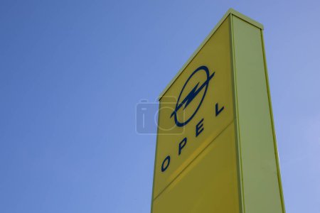 Téléchargez les photos : Bordeaux, France - 04 29 2024 : opel car logo brand and text sign dealership for German car manufacturer - en image libre de droit