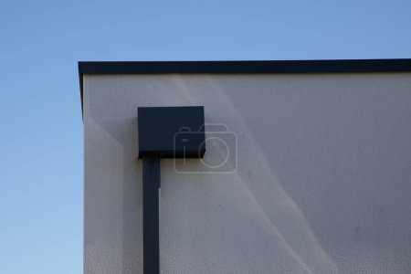 grau weißer Rand der Dachrinnen von Doppelhaushälften Aluminium-Dachrinnen Gitter quadratischen System von Schindeln