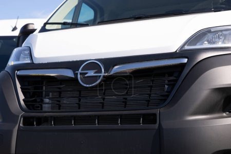 Téléchargez les photos : Bordeaux, France - 04 29 2024 : Opel logo sign and brand text on car van movano vivaro combo cargo stationné chez le concessionnaire - en image libre de droit