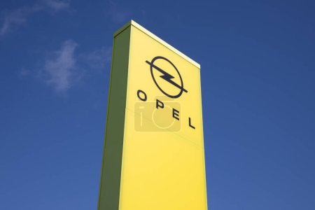 Téléchargez les photos : Bordeaux, France - 04 29 2024 : Opel car brand text and sign logo and dealership constructeur automobile - en image libre de droit