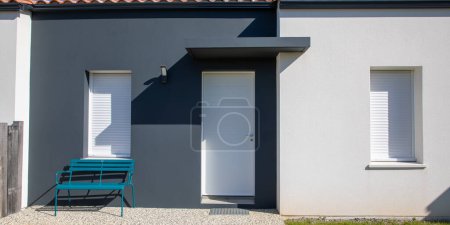 Téléchargez les photos : Maison de façade moderne porte grise et blanche de la nouvelle maison de banlieue - en image libre de droit
