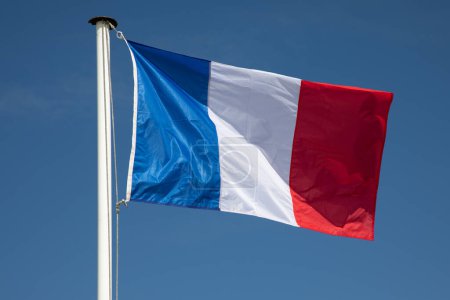 Französische Flagge auf Mast schwebt im Wind mit blau-weiß-roten Farben