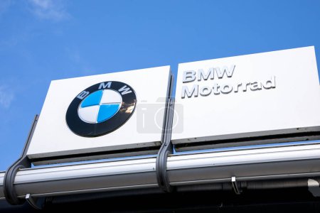 Bordeaux, Frankreich - 04 29 2024: BMW Motorrad Logo Marke und Textschild Autohaus Motorradshop Hersteller Beschilderung bayerischer Ladenmotorräder