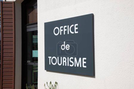 office de tourisme text Französisch bedeutet Fremdenverkehrsbüro auf Wandschild Hausfassade Eingang in Frankreich