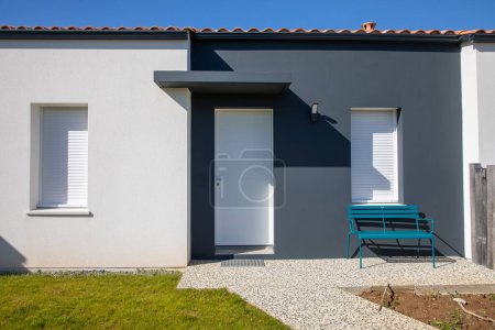 Téléchargez les photos : Nouvelle porte moderne en aluminium blanc maison façade entrée rue banlieue maison - en image libre de droit