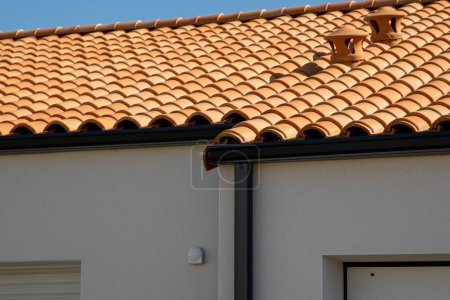 graue Dachrinne neue Leitplanke Dach Tropfkante auf moderne Heimat graue Nachbarschaft
