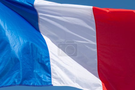 tricolores français bleu blanc drapeau rouge patriote france tissu sur mat ciel bleu agitant