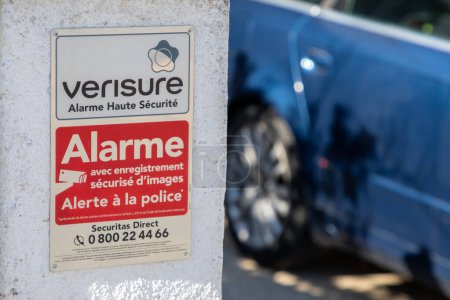 Foto de Burdeos, Francia - 05 12 2024: verisure logo sign chain and brand text advertise front of home facade alarm triggers in private house - Imagen libre de derechos