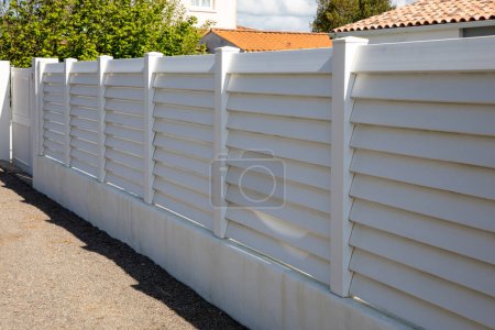 Wand weißer Zaun Kunststoff PVC Barriere modernes Haus schützen Blick Zugang Haus Garten