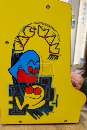 Téléchargez les photos : Bordeaux, France - 05 15 2024 : Marque logo Pac-Man et icône de signe texte sur la console de jeu d'arcade labyrinthe Pac Man - en image libre de droit