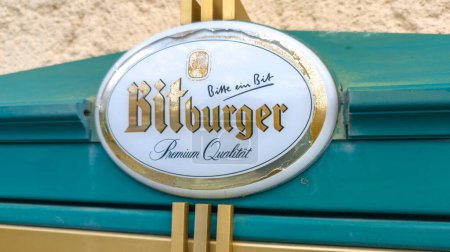 Téléchargez les photos : Bordeaux, France - 05 12 2024 : Bitburger logo signe et texte de marque de bière sur bar mural pub - en image libre de droit