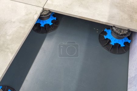 Foto de Pavimento azulejos instalación para casa terraza con pedestales de pavimentación ajustables parcelas plásticas tacos - Imagen libre de derechos