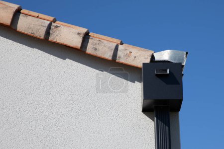 sistema de protección canalón gris techo goteo borde con decoración de diseño bajo el techo en el barrio de casa moderna