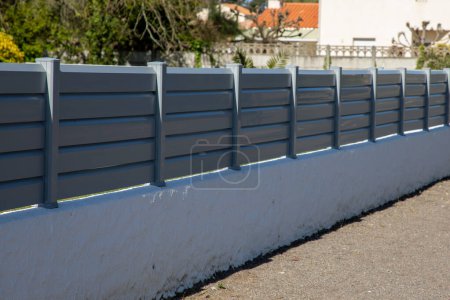 Wand grauer Zaun Aluminium hohe Barriere modernes Haus schützen Blick Hausgarten