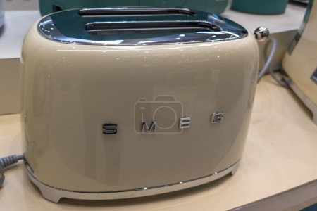 Foto de Burdeos, Francia - 05 15 2024: smeg toaster kitchen appliance brand logo and text sign in showroom in shop - Imagen libre de derechos