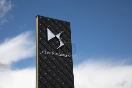 Téléchargez les photos : Bordeaux, France - 05 12 2024 : Boutique automobile DS avec logo marque et enseigne texte façade magasin - en image libre de droit