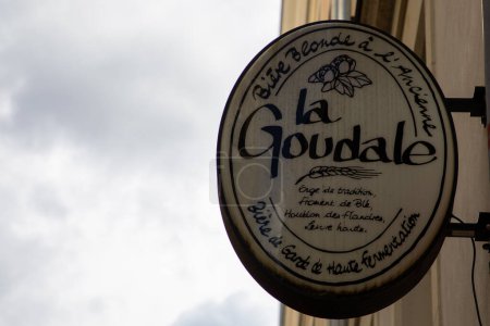 Téléchargez les photos : Nantes, France - 05 22 2024 : La goudale logo marque et signe texte sur bar pub façade de bière blonde française - en image libre de droit