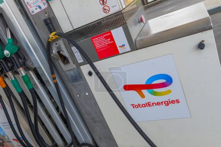 Téléchargez les photos : Nantes, France - 05 22 2024 : Le logo de l'entreprise de texte de marque Total energy signe une nouvelle station-service internationale pour le gaz de pétrole Totalenergy - en image libre de droit
