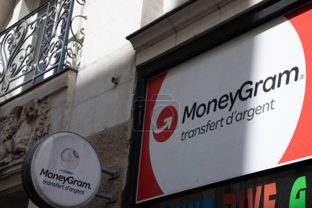 Foto de Nantes, Francia - 05 22 2024: MoneyGram marca transferencia de dinero firmar texto y logotipo agencia de entrada frontal tienda servicio cadena de oficinas - Imagen libre de derechos