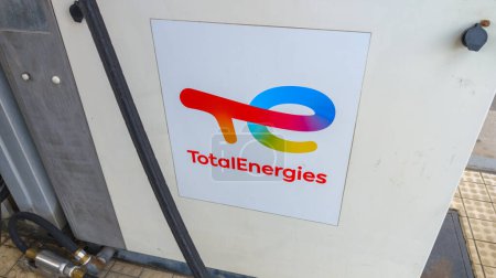 Téléchargez les photos : Nantes, France - 05 22 2024 : Total energy marque texte entreprise logo signe voiture Totalenergy essence essence station service magasin - en image libre de droit