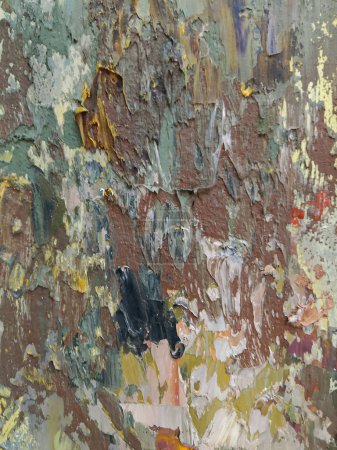Esta fotografía dinámica y cercana captura la belleza cruda y visceral de la pintura al óleo en un estilo expresionista abstracto. Pinceladas gruesas y enérgicas funden colores vivos en una sinfonía de caos cromático, con texturas táctiles impasto creando sens