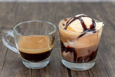 Boostez votre énergie avec un verre d'espresso servi avec une boule de glace à la vanille et une saveur de chocolat à boire.
