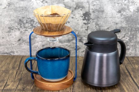 Téléchargez les photos : Parfait mélange unique de café avec une grande tasse, marc frais dans un filtre, et l'eau chaude dans une casserole. - en image libre de droit