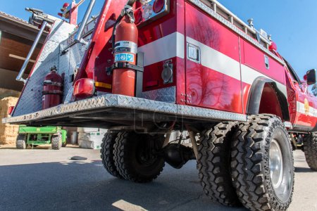 Foto de La parte trasera del camión de bomberos de servicio pesado tiene grandes neumáticos duales que transportan fácilmente la carga pesada del ecupimiento de rescate.. - Imagen libre de derechos