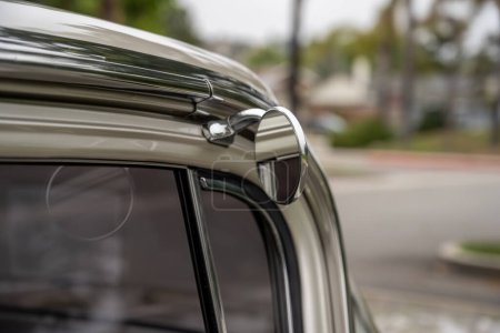 Téléchargez les photos : Chrome brillant sur le miroir latéral rond donne au conducteur de la 1959 El Camino une vue sûre de l'arrière. - en image libre de droit