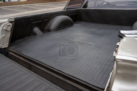 Téléchargez les photos : La zone du lit arrière de cette voiture classique El Camino 1959 est doublée pour la protection et prête à transporter certaines fournitures.. - en image libre de droit