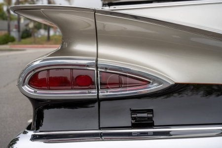 Téléchargez les photos : Feux arrière de voiture classiques sont en parfait état de fonctionnement à l'arrière de ce 1959 El Camino. - en image libre de droit