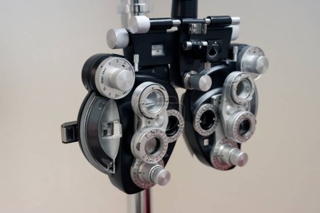 Foto de La herramienta tradicional del optometrista es el foropter para medir la fuerza necesaria para las lentes correctivas de los pacientes.. - Imagen libre de derechos