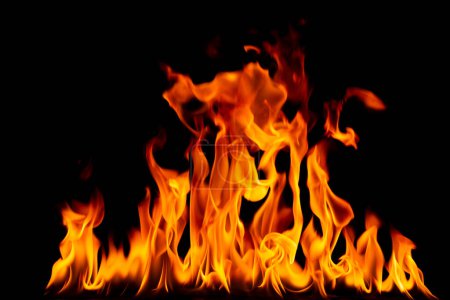 Foto de Llama combustible png calor y peligro de explosión barbacoa llama roja amarilla aislada sobre fondo negro - Imagen libre de derechos