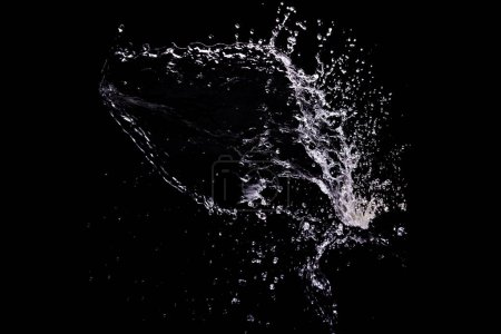 Téléchargez les photos : Éclaboussures d'eau isolées sur fond noir - en image libre de droit