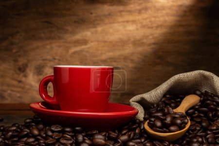 Téléchargez les photos : Tasse à café rouge avec café noir ou thé chaud dans une tasse espresso cappuccino Petit déjeuner avec grains de café sur table en bois isolé sur fond noir - en image libre de droit
