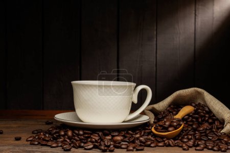 filiżanka białej kawy z czarną kawą lub gorącą herbatą w filiżance cappuccino espresso Śniadanie z ziarnami kawy na drewnianym stole odizolowanym na czarnym tle