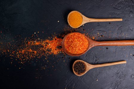 Chiles secos con chile en polvo, pimienta, pimentón rojo en una cuchara de madera Condimento picante Comida saludable, vista superior