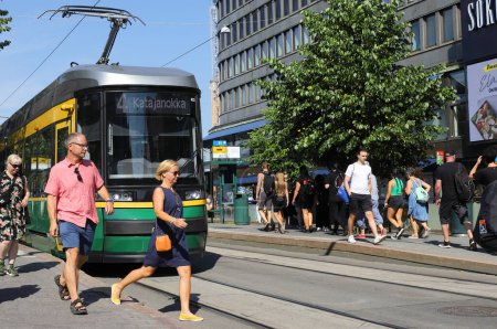 Téléchargez les photos : Helsinki, 20 Août 2022 : Tram et les gens à l'arrêt de tram sur la rue Mannerheimintie à l'extérieur du grand magasin Sokos. - en image libre de droit