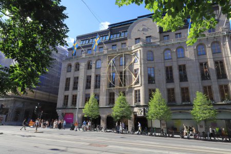 Téléchargez les photos : Stockholm, Suède - 14 juillet 2023 : Vue extérieure du grand magasin NK situé dans la rue Hamngatan au centre-ville de Stockholm. - en image libre de droit
