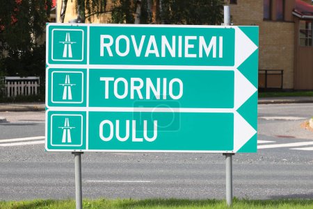 Foto de Señalización con indicaciones para la autopista a Rovaniemi, Tornio y Oulo en Finlandia. - Imagen libre de derechos