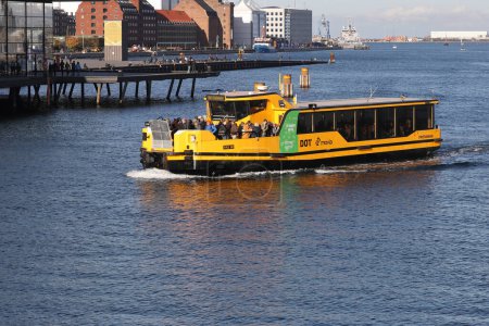 Téléchargez les photos : Copenhague, Danemark - 22 octobre 2023 : Service de bateau à propulsion électrique à l'arrêt Nyhavn. - en image libre de droit