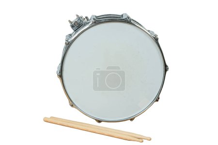 Foto de Silver drum snare next to the drumsticks_white backgound. - Imagen libre de derechos
