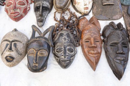 Foto de Sao Paulo, Sao Paulo, Brasil - 14 de enero de 2024: Máscaras africanas de diferentes etnias mostradas para ser vendidas _ 1. - Imagen libre de derechos